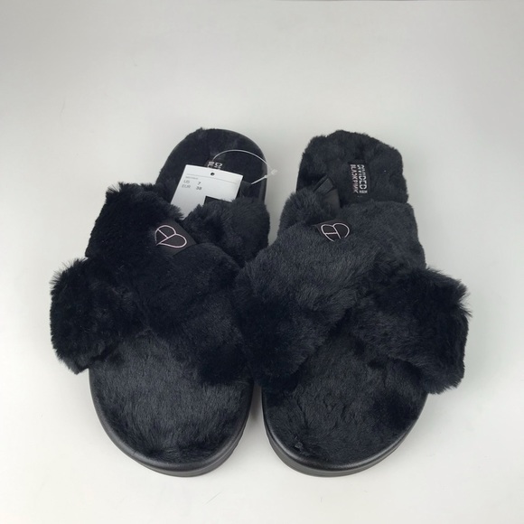 H&M Shoes - Nwt - H&M Divided “Blackpink” Faux Fur Slipper on Black. Size: 7